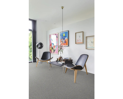 Vardagsrum med heltäckningsmatta, fåtöljer och dekoration