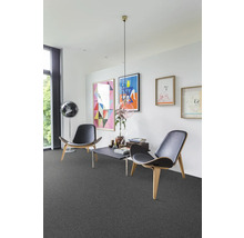 Vardagsrum med heltäckningsmatta, stolar och bord