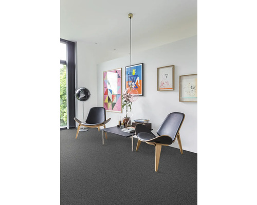 Vardagsrum med heltäckningsmatta, stolar och bord