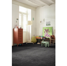 Barnrum med mörk matta, byrå och leksaker