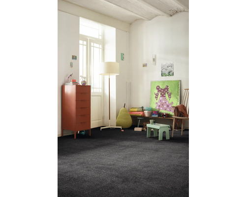 Barnrum med mörk matta, byrå och leksaker