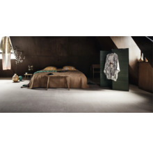 Sovrum med säng och heltäckningsmatta.