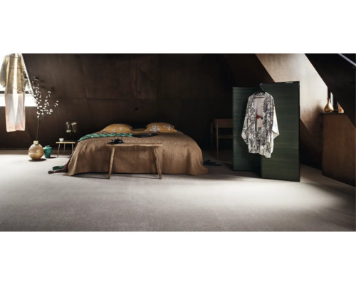 Sovrum med säng och heltäckningsmatta.