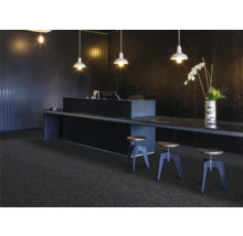 Miljö med mörk heltäckningsmatta, disk, pallar och belysning för en modern kontorsmiljö.