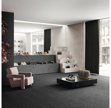 Interiör med matta, fåtöljer och produktpresentation för skor och tillbehör