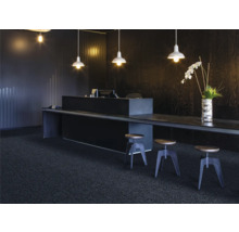 Kontor med skrivbord, barstolar, taklampor och matta