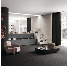 Interiör med heltäckningsmatta, trappa och utställda skor