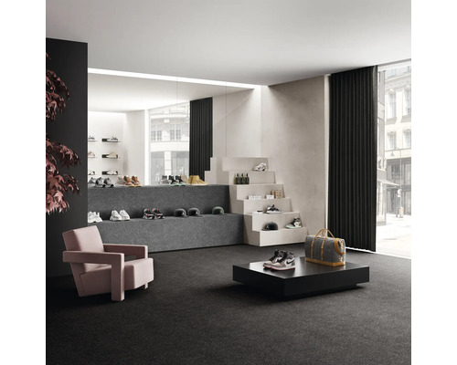 Interiör med heltäckningsmatta, trappa och utställda skor