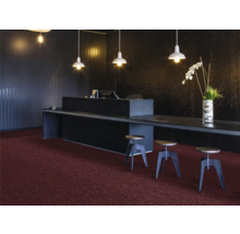 Reception med mörk disk, golvlampor och heltäckningsmatta