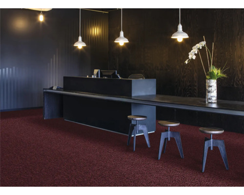 Reception med mörk disk, golvlampor och heltäckningsmatta