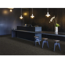 Reception med heltäckningsmatta, skrivbord, barstolar och belysning