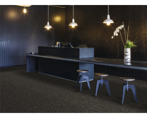 Reception med heltäckningsmatta, skrivbord, barstolar och belysning