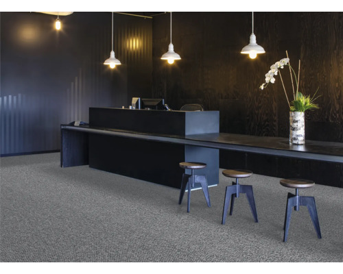 Reception med matta, bardisk, barstolar och belysning