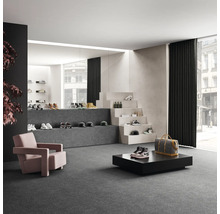 Rymlig butikslokal med skor, fåtöljer och dekorativ trappa