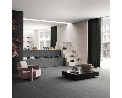 Rymlig butikslokal med skor, fåtöljer och dekorativ trappa