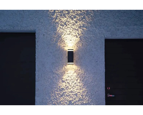 Utomhusvägglampa på en fasad bredvid en dörr