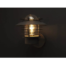 Vägglampa med transparent skärm och metallelement