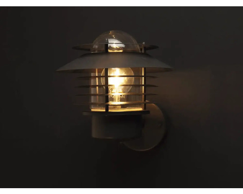 Vägglampa med transparent skärm och metallelement