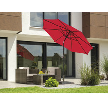 Trädgårdsscen med rött parasoll och loungemöbler