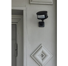 Rörelsesdetektor för utomhusbruk monterad på en vägg