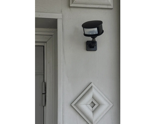 Rörelsesdetektor för utomhusbruk monterad på en vägg