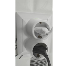 Två kontaktadaptrar med insatta strömkablar i ett eluttag