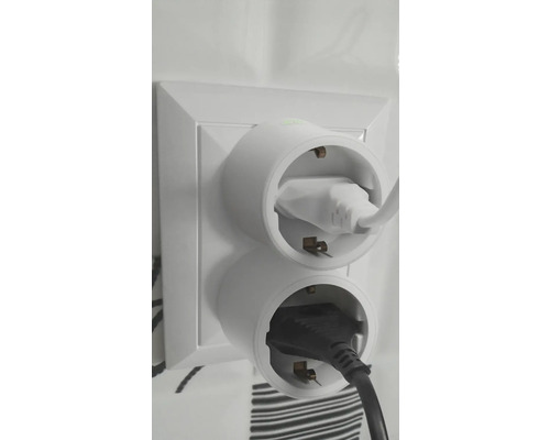 Två kontaktadaptrar med insatta strömkablar i ett eluttag