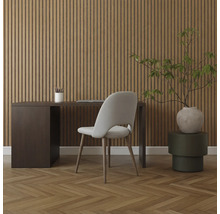 Ljust kontor med skrivbord, stol, växt och träpanelvägg