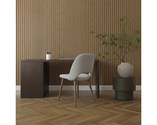 Ljust kontor med skrivbord, stol, växt och träpanelvägg