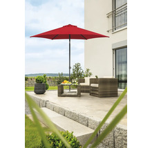 Trädgårdsscen med rött parasoll, rottingmöbler och blomkruka på en terrass