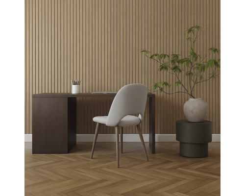 Inredning med skrivbord, stol och dekorativ växt framför en panelvägg