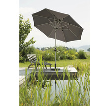 Fyrkantigt parasoll på en träterrass med solstol vid dammen