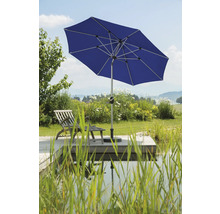 Blått trädgårdsparasoll bredvid en damm och trädäck med solstol