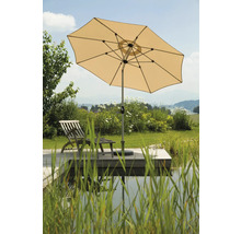 Trädgårdsscen med parasoll, trästol och damm