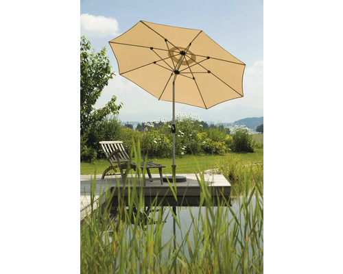 Trädgårdsscen med parasoll, trästol och damm