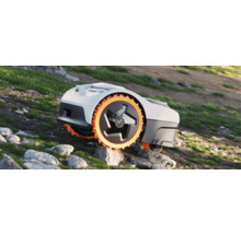 Robotgräsklippare på ojämn terräng med stenar