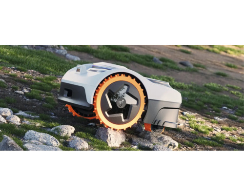 Robotgräsklippare på ojämn terräng med stenar