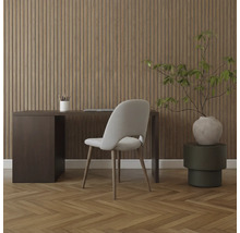 Ett arbetsrum med skrivbord, kontorsstol och väggpaneler skapar en lugn atmosfär.