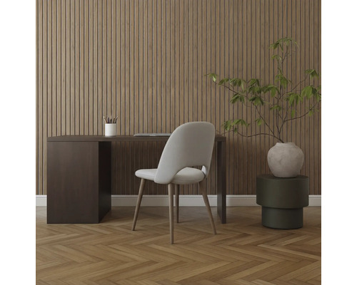 Ett arbetsrum med skrivbord, kontorsstol och väggpaneler skapar en lugn atmosfär.