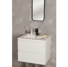 Badrum med tvättställsskåp, tvättställ, blandare och spegel