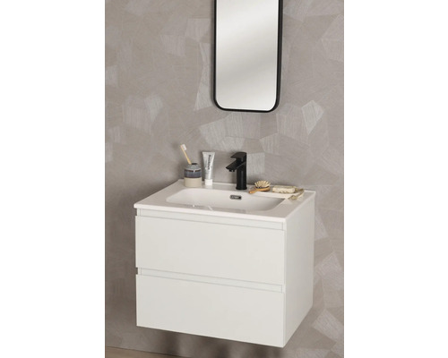 Badrum med tvättställsskåp, tvättställ, blandare och spegel