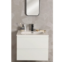 Modernt badrum med vitt handfat, svart armatur och spegel