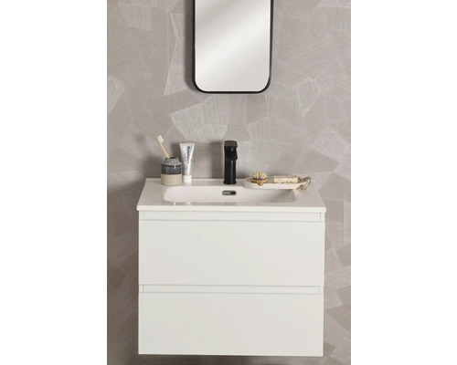 Modernt badrum med vitt handfat, svart armatur och spegel