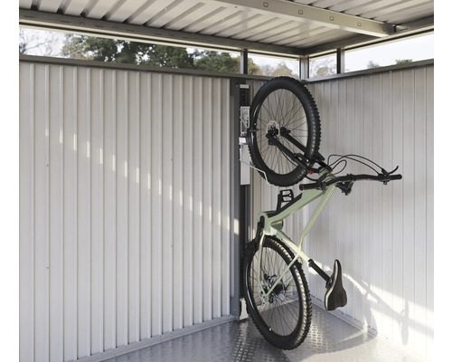 Cykel på ett cykelställ i ett cykelskjul