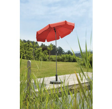 Rött parasoll på en terrass i trädgården