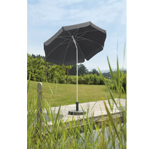 Trädgårdsscen med ett parasoll på en träterrass