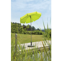 Grönt parasoll på en träterrass utomhus