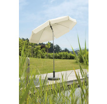 Trädgårdsscen med ett parasoll