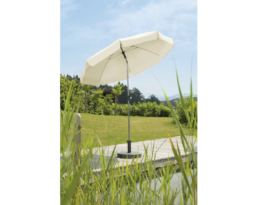 Trädgårdsscen med ett parasoll