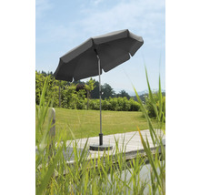 Grått trädgårdsparasoll på en terrass